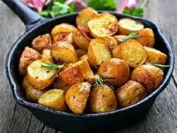 Лесни картофи по селски с червен пипер, розмарин и чесън на тиган - снимка на рецептата